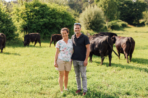 Tobias und Ulrike mit den Rindern auf der Weide